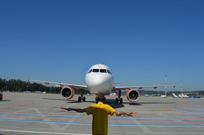 Nowe samochody "follow me" w Kraków Airport