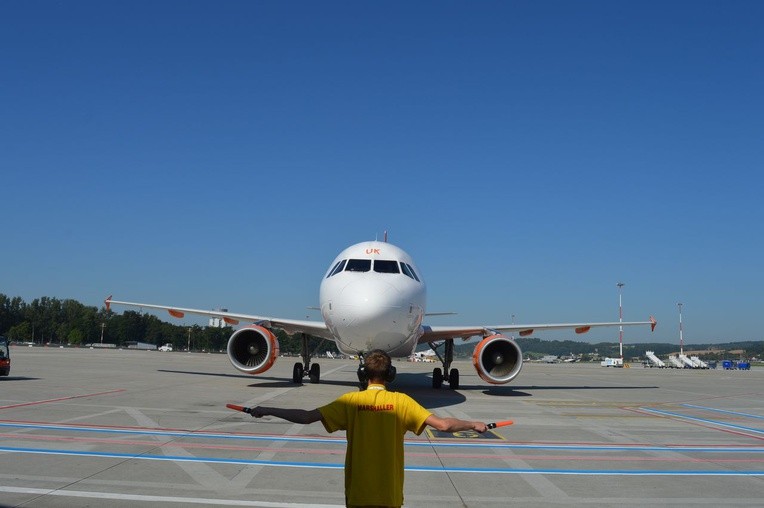 Nowe samochody "follow me" w Kraków Airport