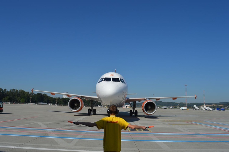 Nowe samochody "follow me" w Kraków Airport