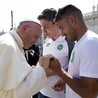 Papież z ocalałymi członkami klubu FC Chapecoense: Jackson Follmannem i Alan Ruschelem