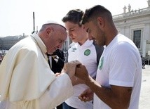 Papież z ocalałymi członkami klubu FC Chapecoense: Jackson Follmannem i Alan Ruschelem