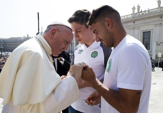 Papież z ocalałymi członkami klubu FC Chapecoense: Jackson Follmannem i Alan Ruschelem