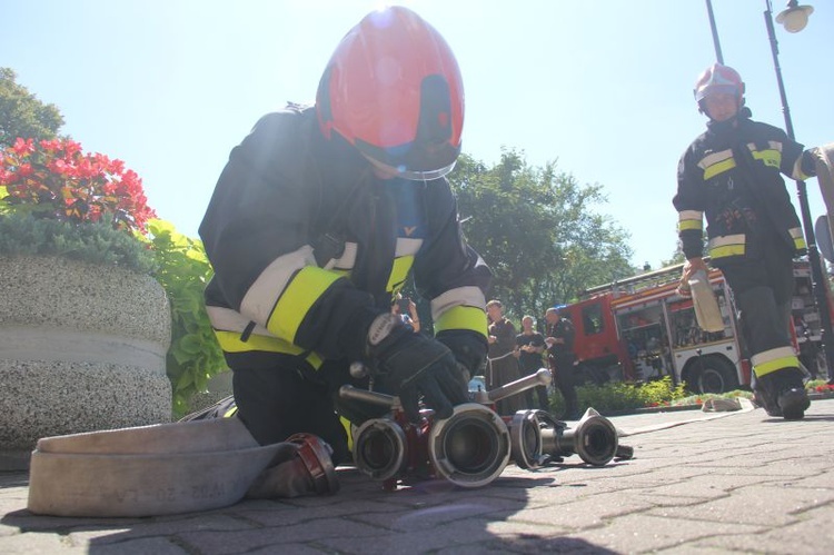 Ćwiczenia strażaków w kościele w Nowej Soli