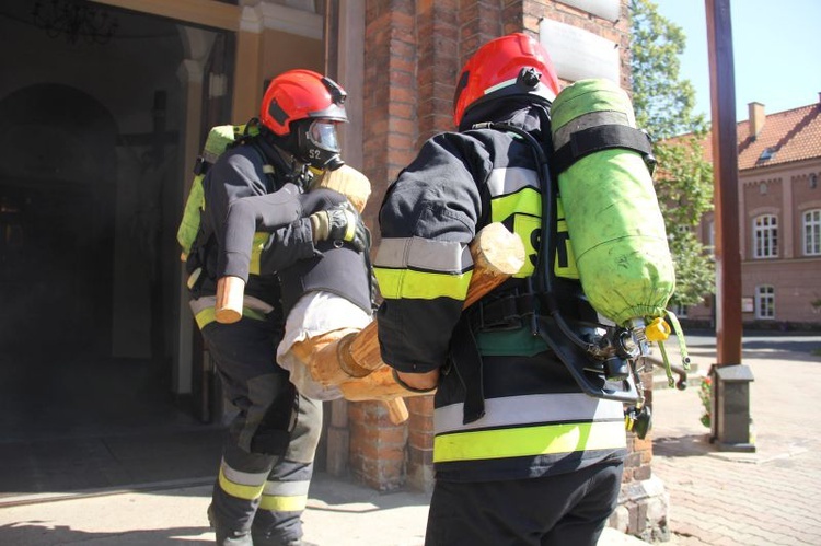 Ćwiczenia strażaków w kościele w Nowej Soli