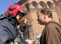 Ćwiczenia strażaków w kościele w Nowej Soli