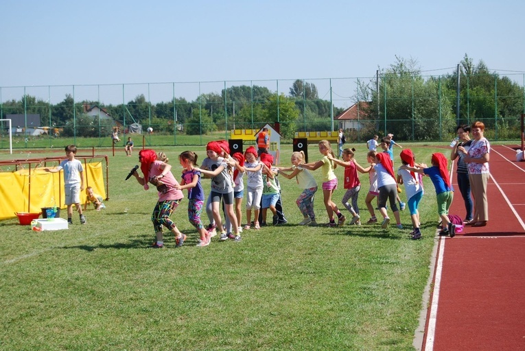 Zabawa dziadków i wnuków