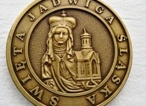 Abp Kupny ustanowił Medal Świętej Jadwigi