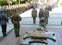 Na koniec uroczystości na płycie Grobu Nieznanego Żołnierza złożono wieńce i wiązanki kwiatów