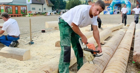 Kobiety też wbijają gwoździe