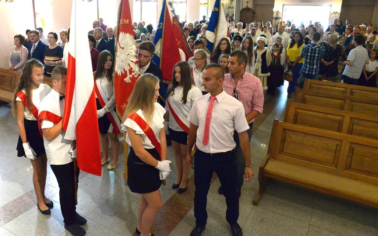 Społeczność szkolna, przedstawiciele władz i mieszkańcy rozpoczęli uroczystość od udziału w Mszy św.