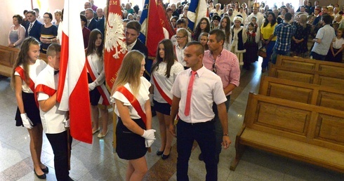 Społeczność szkolna, przedstawiciele władz i mieszkańcy rozpoczęli uroczystość od udziału w Mszy św.