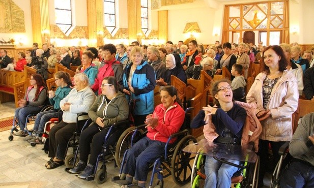 Chorzy, ich opiekunowie oraz wolontariusze związani z "Cyrenejczykiem" wypełnili całe sanktuarium