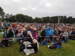 Błonia pod sanktuarium wypełnili pielgrzymi