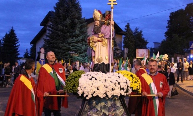 Winobraniowy korowód ze świętym