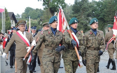 Przemarsz uczestników uroczystości w Węgierskiej Górce do fortu "Wędrowiec"