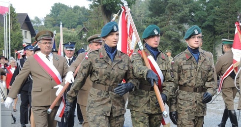 Przemarsz uczestników uroczystości w Węgierskiej Górce do fortu "Wędrowiec"