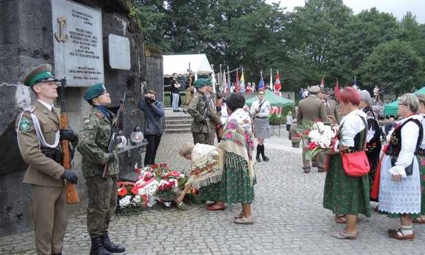 Delegacje wielu środowisk złożyły kwiaty pod tablicą upamiętniającą obrońców Węgierskiej Górki