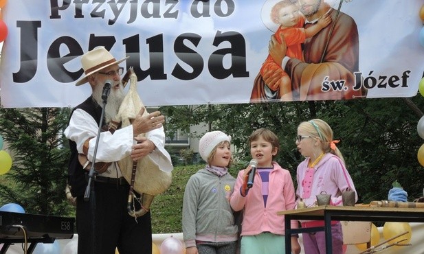 Józef Broda na scenie z dziećmi ze Zlotch Łanów