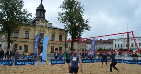 62 tony piasku w centrum miasta