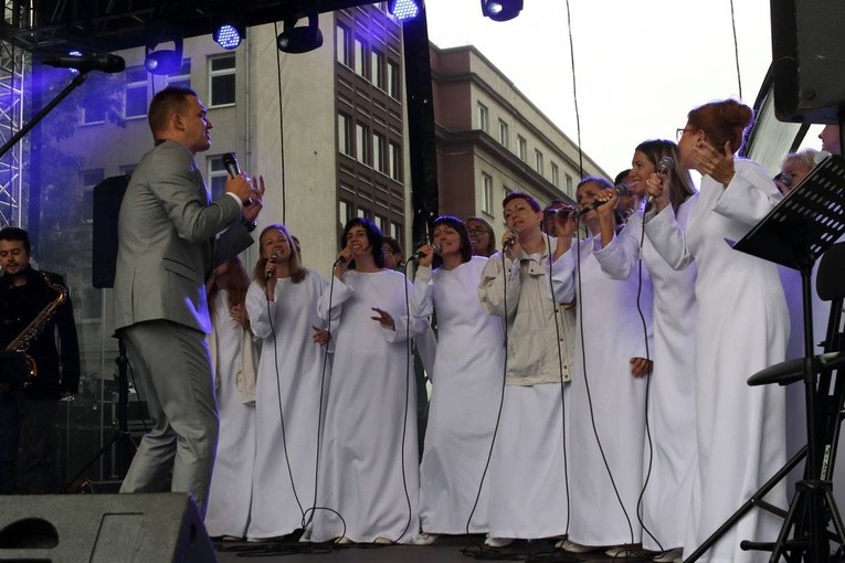 Muzyka przez duże eM koncert