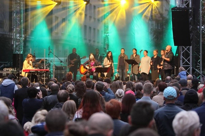 Muzyka przez duże eM koncert