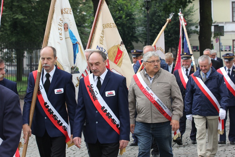 W niedzielę związkowcy składali kwiaty pod pomnikami Solidarności, bł. ks. Jerzego Popiełuszki, św. Jana Pawła II i uczestniczyli w Eucharystii. 