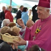 Biskup dzielił się z zebranymi świeżo pokrojonym chlebem