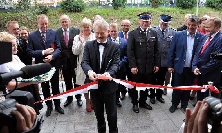 Uroczyste przecięcie wstęgi w rozbudowanym budynku Zespołu Szkół Ponadgimnazjalnych nr 1 w Opocznie