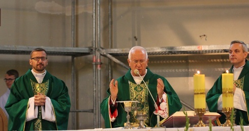 Z biskupem ordynariuszem społeczność "Klasyka" modliła się potrzebne łaski w nowym roku szkolnym
