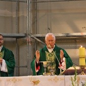 Z biskupem ordynariuszem społeczność "Klasyka" modliła się potrzebne łaski w nowym roku szkolnym