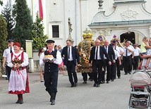 Po Eucharystii korowód wyruszył w kierunku OSiR.