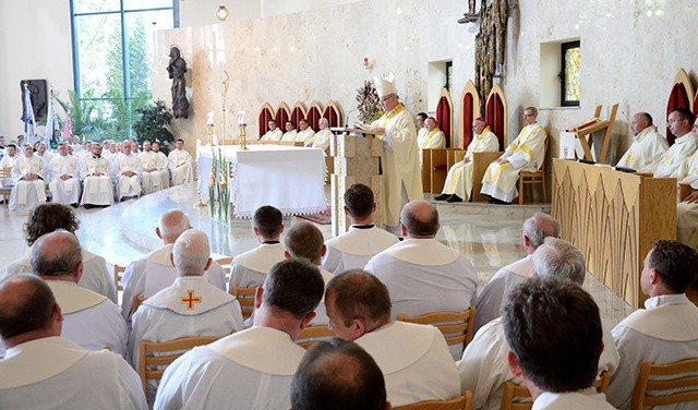 ▲	Bp Andrzej Czaja dziękował za dar serca wielkiej rzeszy ludzi głęboko dotkniętych zaginięciem ks. Grzywocza.