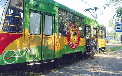 ◄	Specjalnie oznaczony tramwaj przejechał ulicami miast naszego regionu.