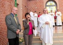 Adriana i Grzegorz Machoniowie z ks. Jarosławem Buchenfeldem podczas diecezjalnego dnia wspólnoty w Gliwicach.