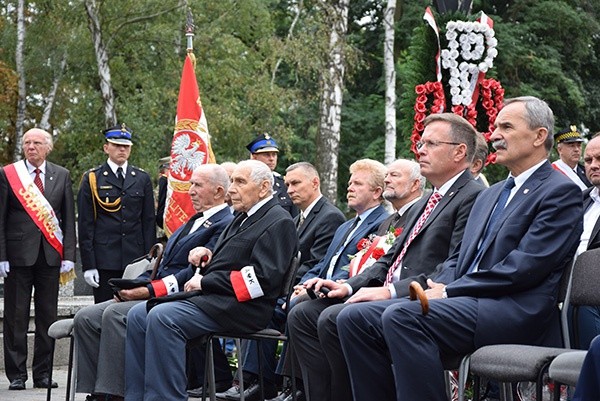 W Żyrardowie obchody rozpoczęły się uroczystą Mszą św.  na miejscowym cmentarzu. 