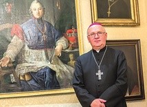 – Maryja nie tylko wzywa, byśmy szli drogą Bożych przykazań, nauki Chrystusowej, ale jest także tą, która nam tę ścieżkę pokazuje i wyprasza łaski. Jeśli chrześcijanin idzie drogą zbawienia, to czy zdaje sobie z tego sprawę, czy nie, i tak Ją naśladuje – podkreśla metropolita warmiński.