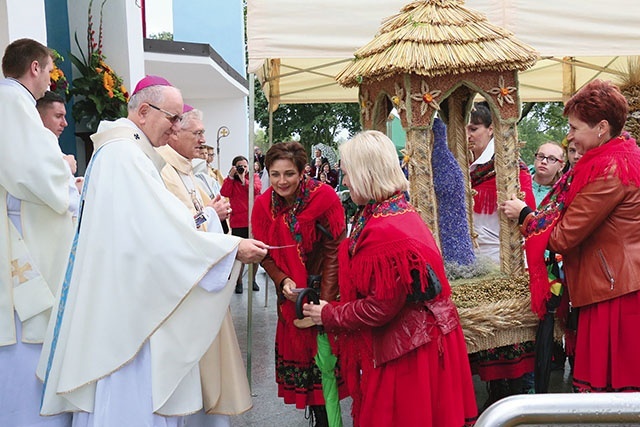 ▲	 Uroczystości ku czci Matki Bożej Kębelskiej były też okazją  do dziękczynienia  za plony.