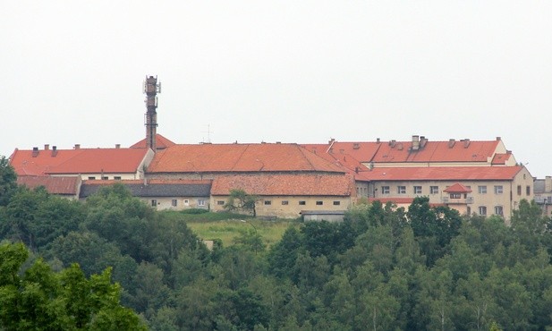 Zakład Karny w Nowym Wiśniczu ma ponad 230 lat, funkcjonuje w dawnych zabudowaniach klasztoru karmelitów bosych