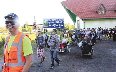 Nieliczna grupa idzie przez całą diecezję.