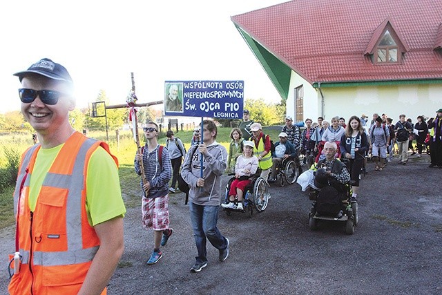 Nieliczna grupa idzie przez całą diecezję.