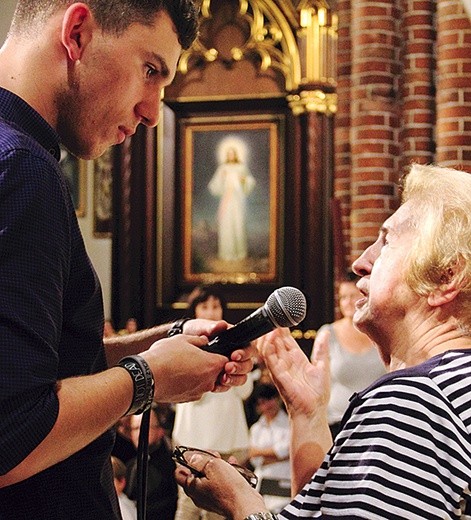 77-letnia pani Maria podczas modlitwy doświadczyła poprawy wzroku i słuchu.