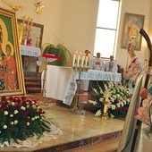 ▲	Biskup Salaterski poświęca ikonę. 