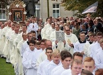 Mszy św., w trakcie której odbyła się promocja lektorów i przekazanie posługi nowym parom animatorskim Domowego Kościoła, przewodniczył bp Paweł Socha.