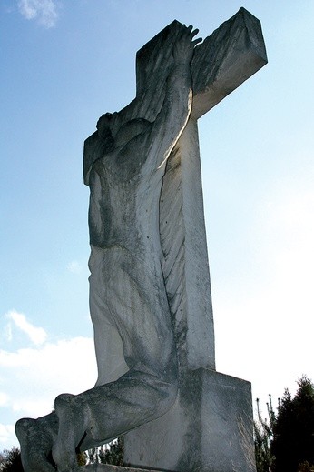 Pomnik Męczenników za Wiarę i Ojczyznę, zaprojektowany przez ks. prał. Andrzeja Kondrackiego i ustawiony w miejscu egzekucji we wrześniu 1939 r. przez ks. Pawła Kwiatkowskiego, pierwszego księdza diecezji płockiej zamordowanego przez Niemców w czasie  II wojny światowej.