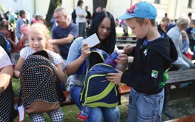 ▲	Obdarowane dzieciaki natychmiast sprawdzały, co zawiera szkolna wyprawka. 