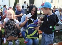 ▲	Obdarowane dzieciaki natychmiast sprawdzały, co zawiera szkolna wyprawka. 