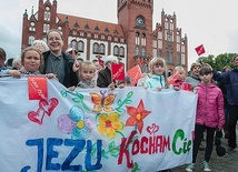 ▼	Słupszczanie na ulicy dali świadectwo wiary. 