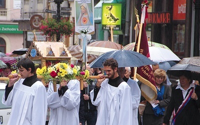 Relikwiarz św. Melchiora na ulicach Cieszyna.