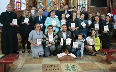 Parafianie z Juszczyny podczas promocji książki pełnej wspomnień z ŚDM w ich parafii.