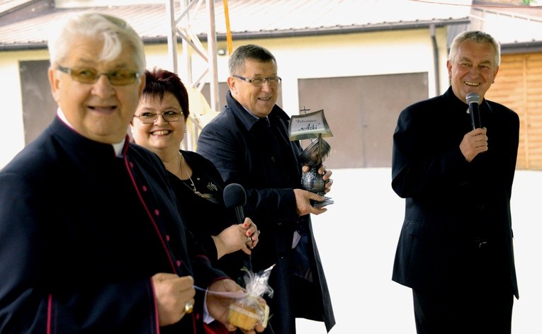 Spotkanie w ogrodach „Arki”. Od lewej: ks. Stanisław Pindera, Ewa Kamińska - wiceprezes stowarzyszenia, Zbigniew Kuźmiuk i ks. Andrzej Tuszyński